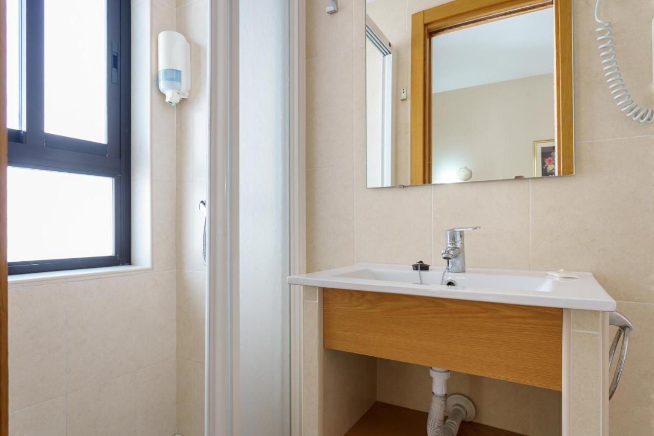 Hostal Costabella Powered By Faro Homes Fuengirola Ngoại thất bức ảnh