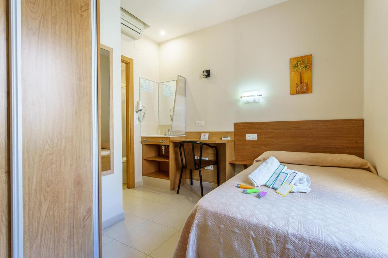 Hostal Costabella Powered By Faro Homes Fuengirola Ngoại thất bức ảnh